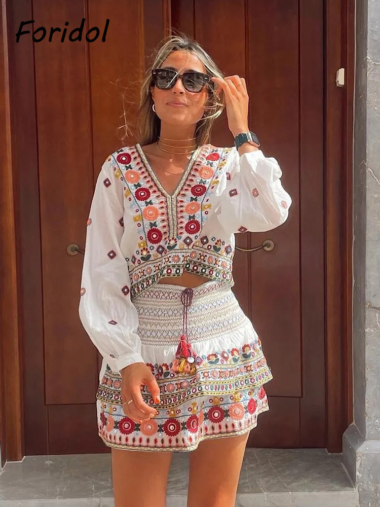 Женский осенний комплект с юбк – обзор и цена Embroidery Uniform